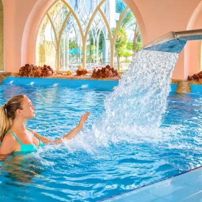 femme dans la piscine intérieure