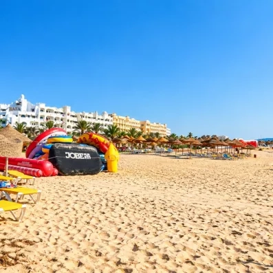 Longue plage de sable fin avec transats et bouées