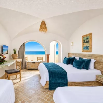 Chambre lumineuse à l'architecture typique, vue sur coupole, hôtel Lella Baya, séjour détente à Hammamet, Tunisie.