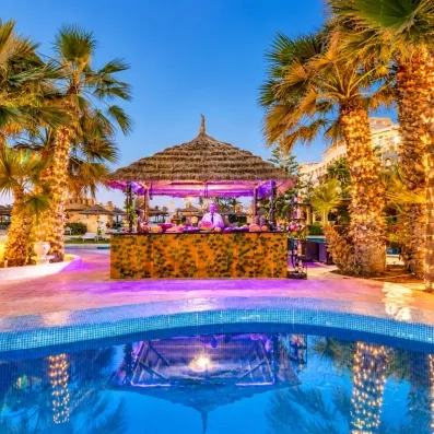 Vue du bar de la piscine illuminé de nuit