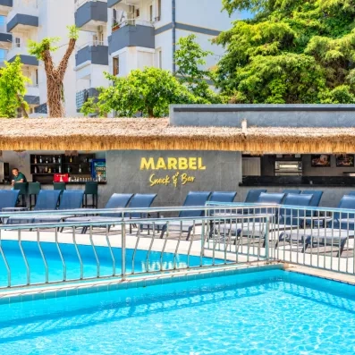 bar extérieure en face de la piscine