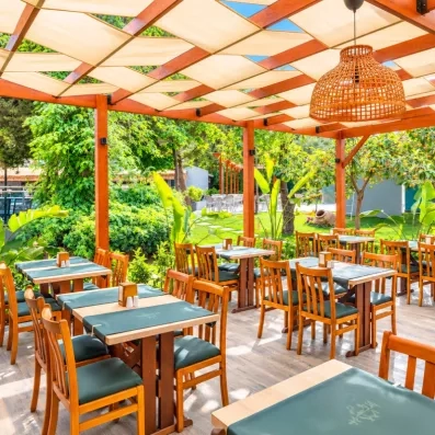 restaurant extérieur en terrasse