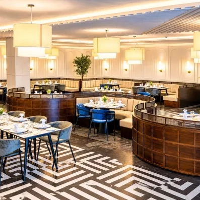 Restaurant moderne avec des banquettes, tables, espace lumineux au Mondi Club One Resort Jockey Monastir