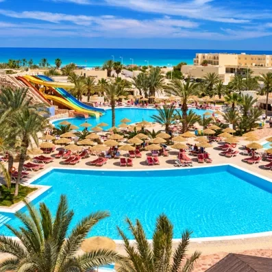 Grand parc aquatique avec toboggans colorés et piscines sous le soleil de l'hôtel Quatre Saisons Djerba.