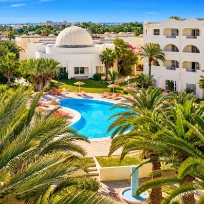 Architecture typique et jardins avec piscine centrale de l'hôtel Quatre saisons à Djerba.