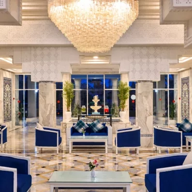 Hall d'entrée luxueux avec lustre imposant et architecture orientale raffinée à l'hôtel Quatre Saisons Djerba.