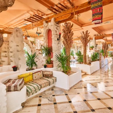 Décoration intérieure traditionnelle tunisienne avec banquettes et poteries typiques au sein de l'hôtel à Djerba.