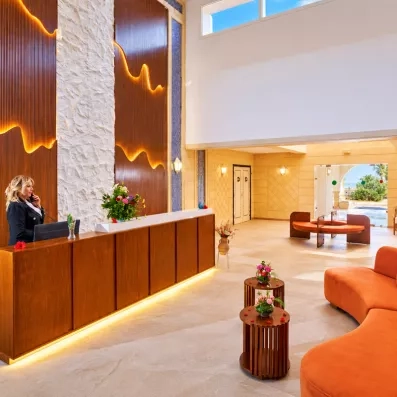 Réception moderne et lumineuse de l'hôtel Les Quatre Saisons à Djerba avec salon design et épuré.