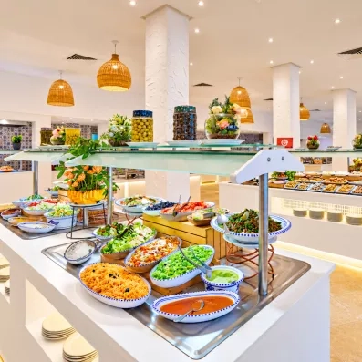 Grand buffet de salades fraîches et entrées variées au restaurant de l'hôtel Les Quatre Saisons à Djerba.