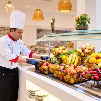 Corbeilles de fruits frais et exotiques joliment présentées au buffet de ce complexe hôtelier tunisien.