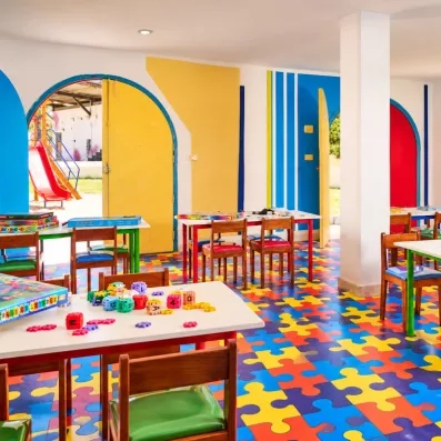 Club enfant coloré avec jeux éducatifs et puzzles pour des vacances en famille à Djerba.