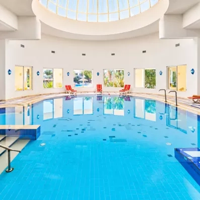 Piscine intérieure chauffée sous une coupole lumineuse au spa de l'hôtel Les Quatre Saisons Djerba