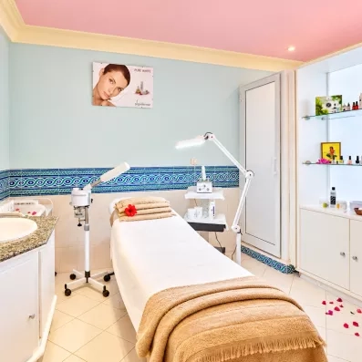 Salle de soins esthétiques moderne et lumineuse pour un séjour bien-être à l'hôtel de Djerba.