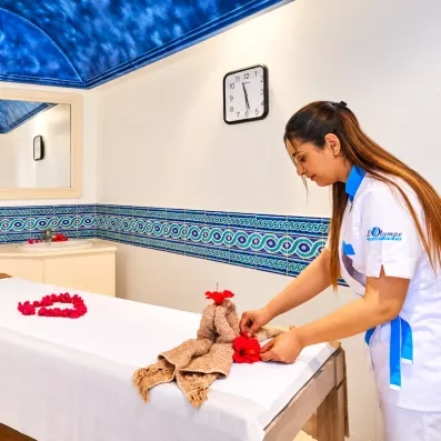 Cabine de massage élégante avec plafond étoilé bleu au centre de thalassothérapie des Quatre Saisons.