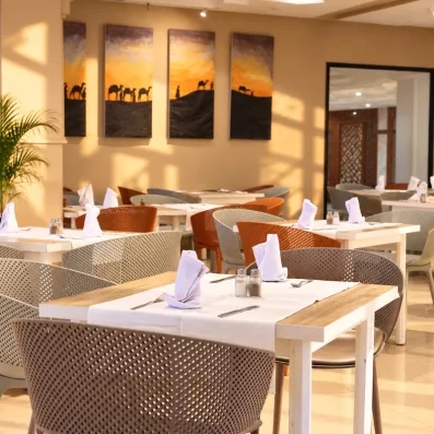 chaises et tables, avec des peintures, intérieur lumineux à l'hotel Helya Beach à Monastir en Tunisie