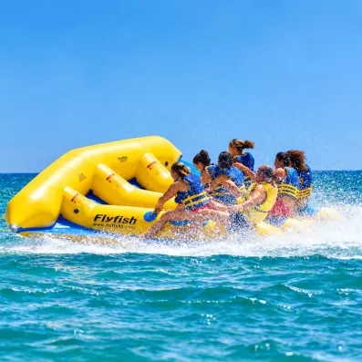 Activité nautique de Flyfish riche en sensations pour les vacanciers séjournant au Royal Thalassa à Monastir.