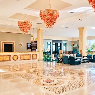 Réception de luxe avec lustres majestueux et sol en mosaïque traditionnelle au Royal Thalassa Monastir.