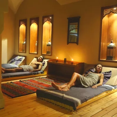 Clients se relaxant sur des méridiennes dans une ambiance zen et authentique au Royal Thalassa Monastir.