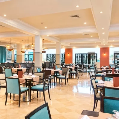 Grand restaurant intérieur élégant avec mobilier moderne et décoration raffinée à l'hôtel Royal Thalassa Monastir.