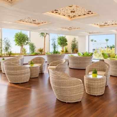 salon lobby moderne avec décoration épurée au Royal Thalassa à Monastir, Tunisie