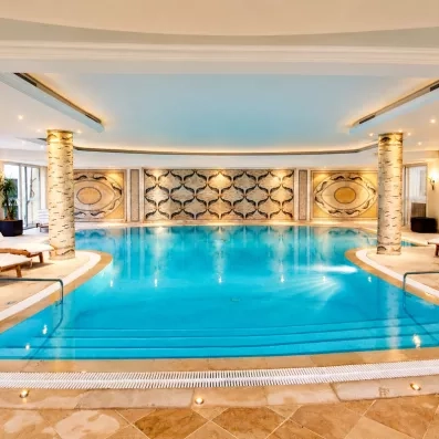 Piscine intérieure élégante du Royal Thalassa à Monastir en Tunisie