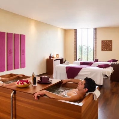 Couple profitant du bain à remous du spa du Royal Thalassa à Monastir en Tunisie
