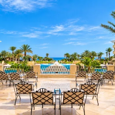 Terrasse panoramique avec mobilier en fer forgé offrant une vue imprenable sur le domaine à Monastir.