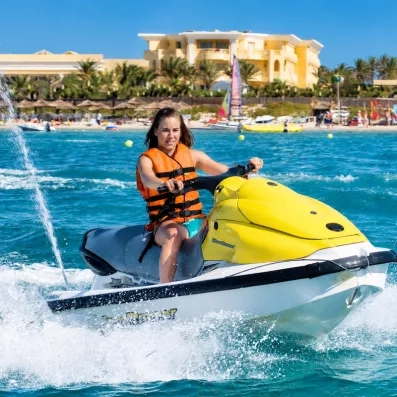 Femme en gilet de sauvetage faisant du jet-ski sur la mer Méditerranée au Royal Thalassa Monastir.