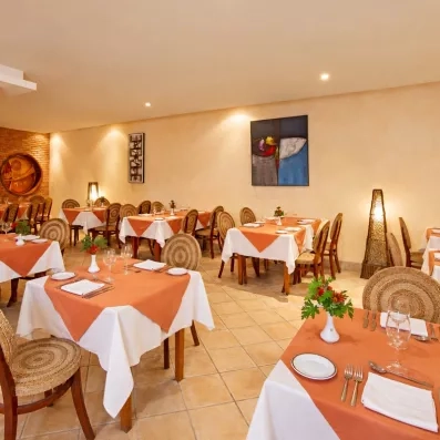 Salle de restaurant élégante proposant une cuisine locale et internationale à l'hôtel Safira Palms.