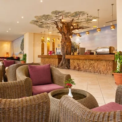 Espace d'accueil et lobby avec fauteuils confortables en rotin et décoration tunisienne à l'hôtel Safira Palms.