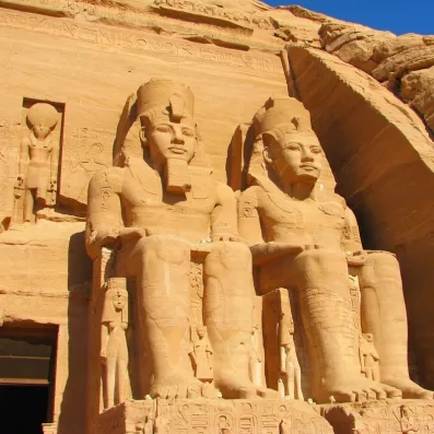 Statues colossales de Ramsès II gravées dans la roche, temple d'Abou Simbel, merveille du patrimoine égyptien.