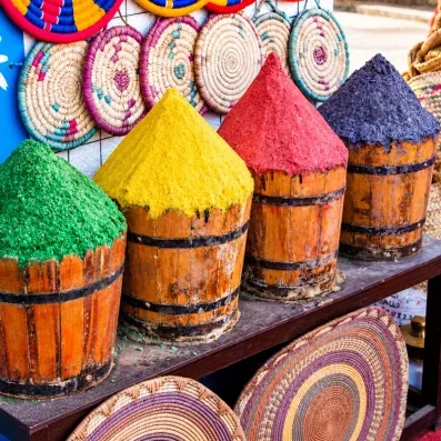 Pyramides de pigments colorés et paniers tressés, artisanat local et culture égyptienne, souvenir de voyage.
