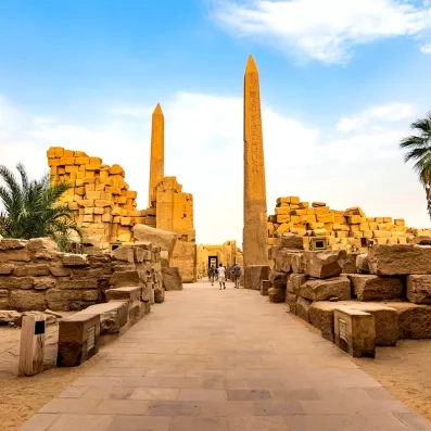 Obélisques majestueux du temple de Karnak sous un ciel bleu, site archéologique majeur, destination Louxor.