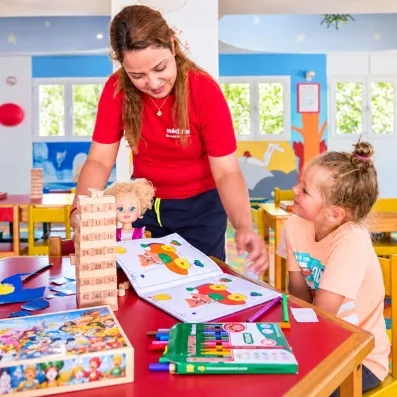 animatrice avec enfants