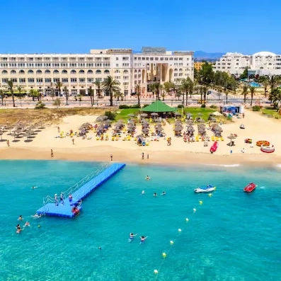 vue aérienne de la plage et hôtel