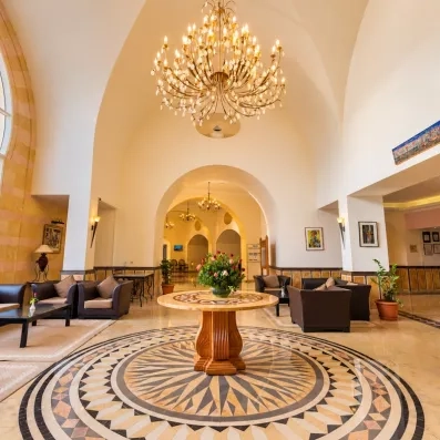 hall hôtel avec grand lustre