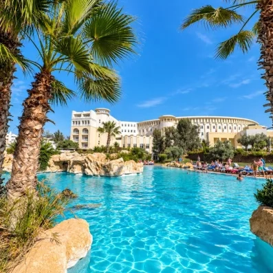piscine extérieur avec palmier et vue de l'hôtel 