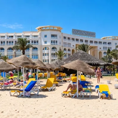 plage avec transats jaunes et bleus