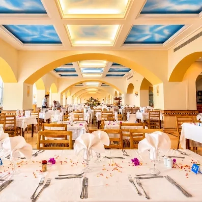 salle de restaurant avec table dressée