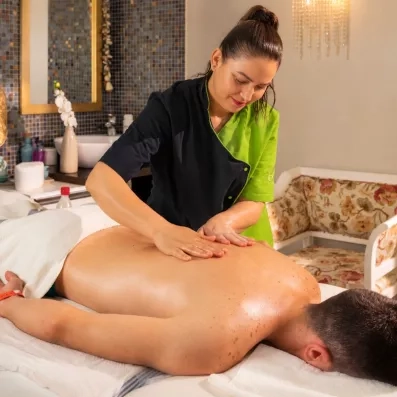 homme se faisant masser