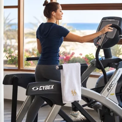 femme sur tapis de sport
