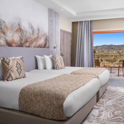 chambre avec grand lit et vue sur la nature