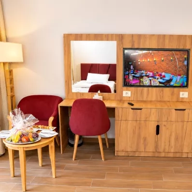 bureau télévision et panier de fruits dans une chambre du Stella Beach à Hurghada en Egypte