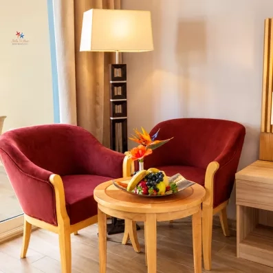 fauteuils et table avec lampadaire dans une chambre du stella beach à hurghada en egypte