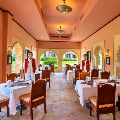 terrasse extérieure du restaurant prinicpale avec table dressées et serveurs au Stella Beach à Hurghada en Egypte