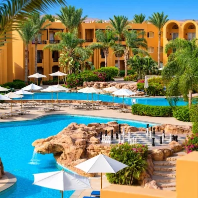 vue aérienne piscine et hôtel avec palmiers et transats au Stella Beach à Hurghada en Egypte