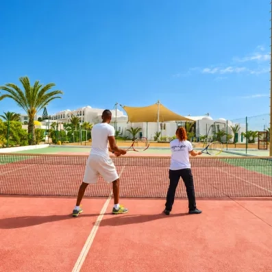 Séance de tennis en plein air sous le soleil de Djerba au complexe hôtelier Helios Beach.
