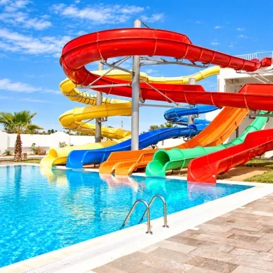 Toboggans aquatiques colorés et ludiques de l'aquapark pour enfants à l'hôtel Helios Beach, Djerba.