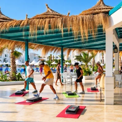 Séance de fitness et step en terrasse ombragée pour des vacances actives en Tunisie.