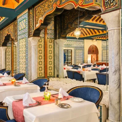 Restaurant à la carte de l'hôtel Helios Beach offrant un cadre luxueux aux motifs orientaux raffinés.